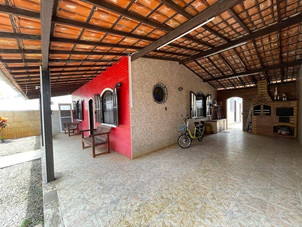 Casa à venda com 4 quartos, 135m² - Foto 1